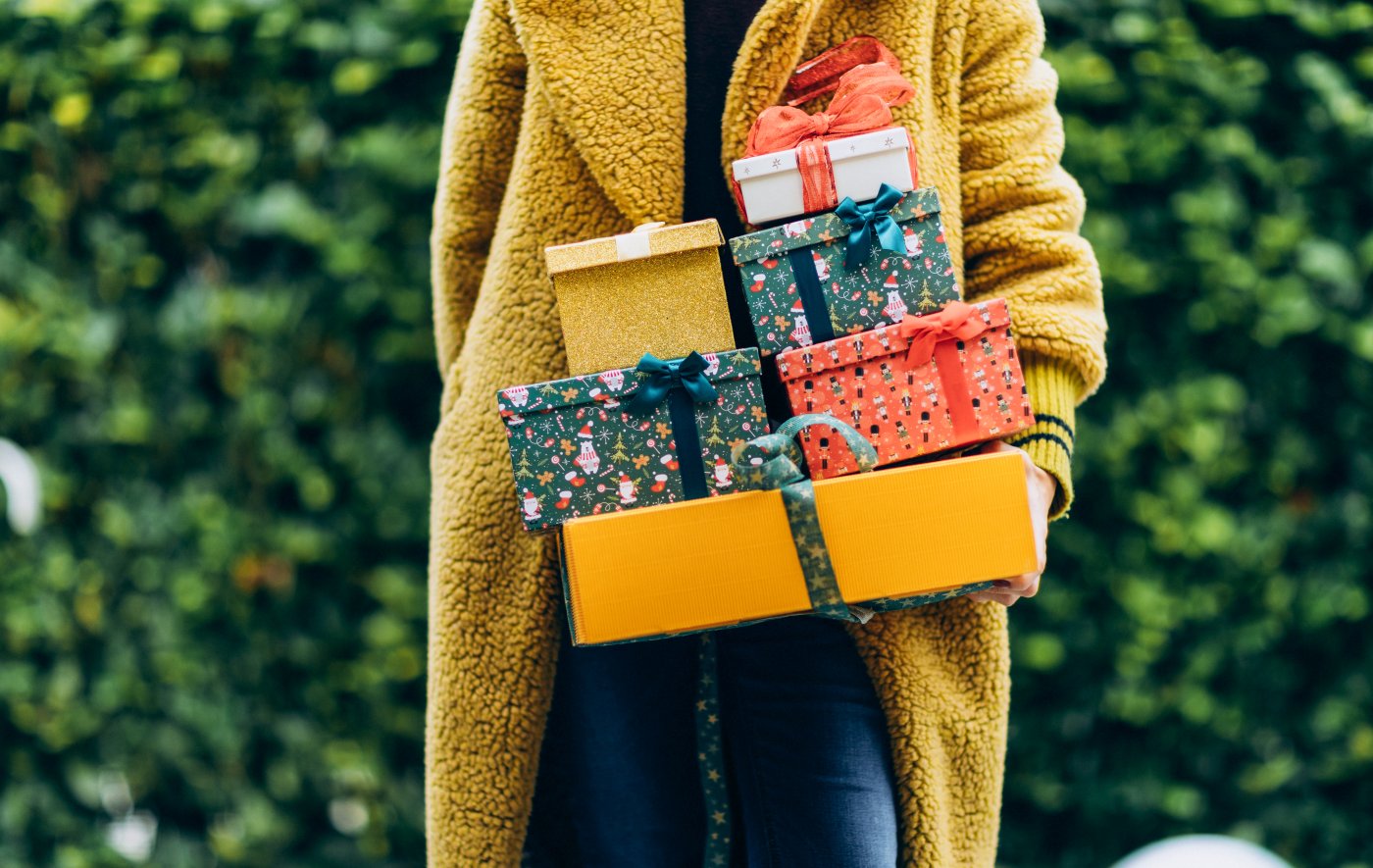 Mujer sosteniendo varios regalos